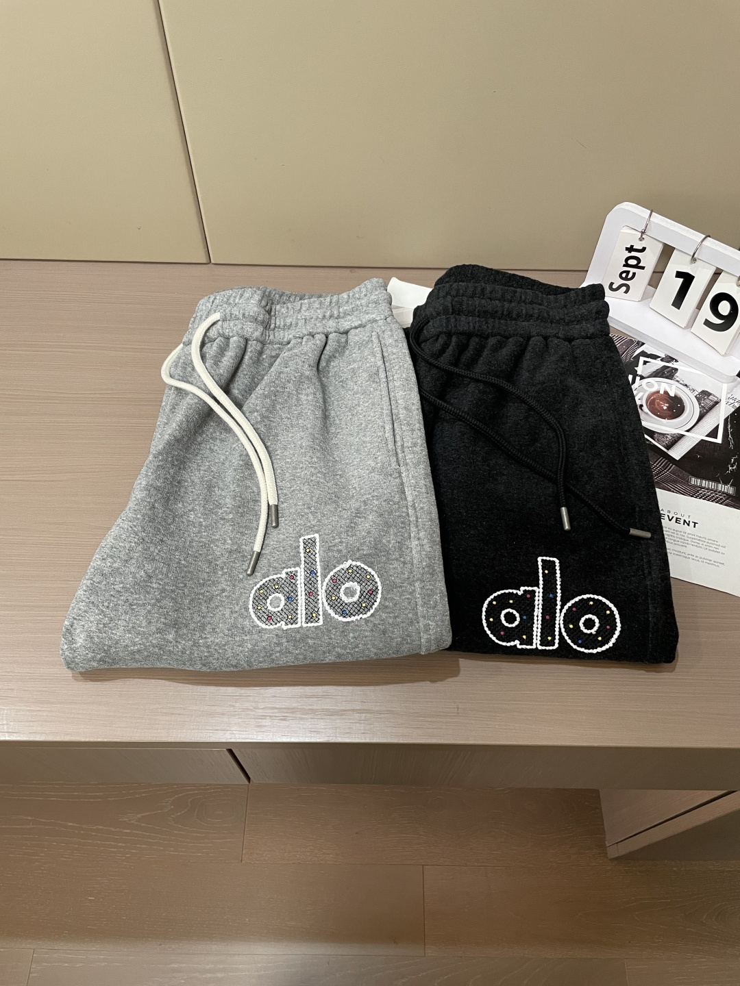 alo 2025秋冬最新休闲裤 潮人必备 版型超赞，能很好的修复各种腿型，非常个性！柔软排汗，舒适度极高