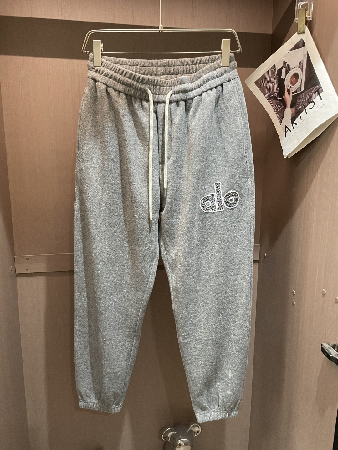 alo 2025秋冬最新休闲裤 潮人必备 版型超赞，能很好的修复各种腿型，非常个性！柔软排汗，舒适度极高