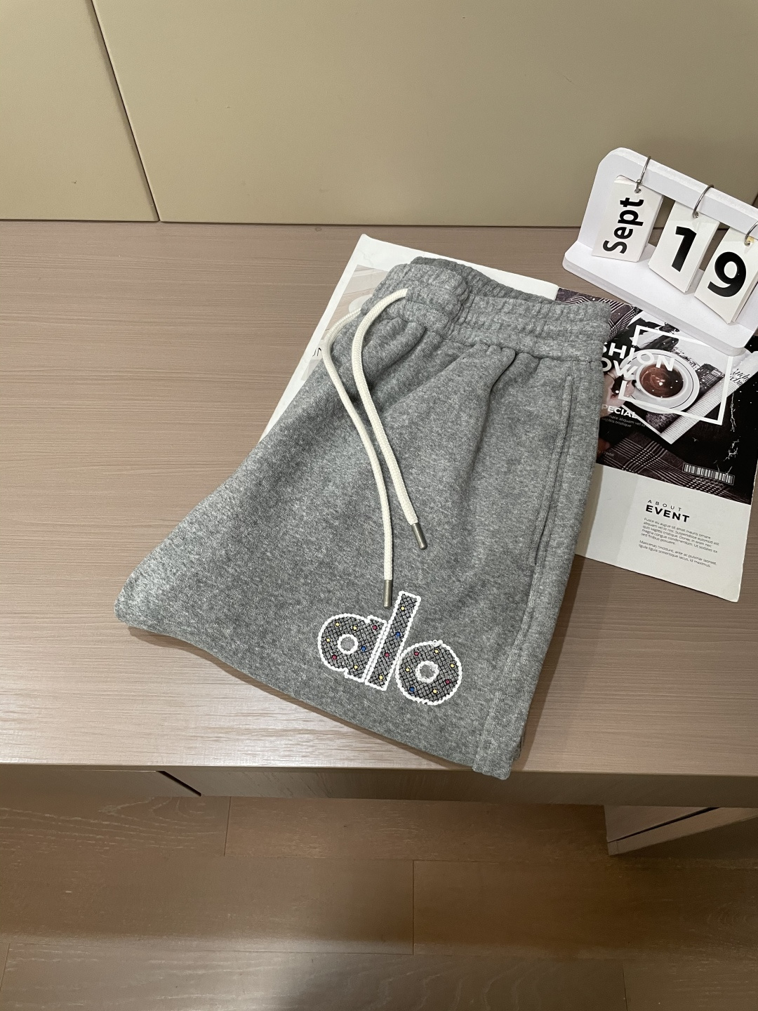 alo 2025秋冬最新休闲裤 潮人必备 版型超赞，能很好的修复各种腿型，非常个性！柔软排汗，舒适度极高