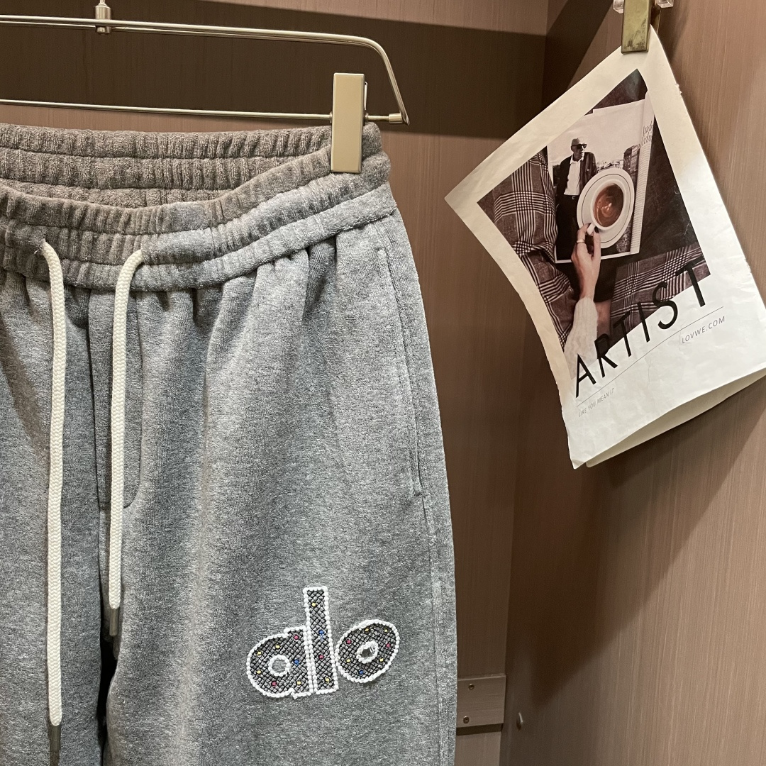 alo 2025秋冬最新休闲裤 潮人必备 版型超赞，能很好的修复各种腿型，非常个性！柔软排汗，舒适度极高