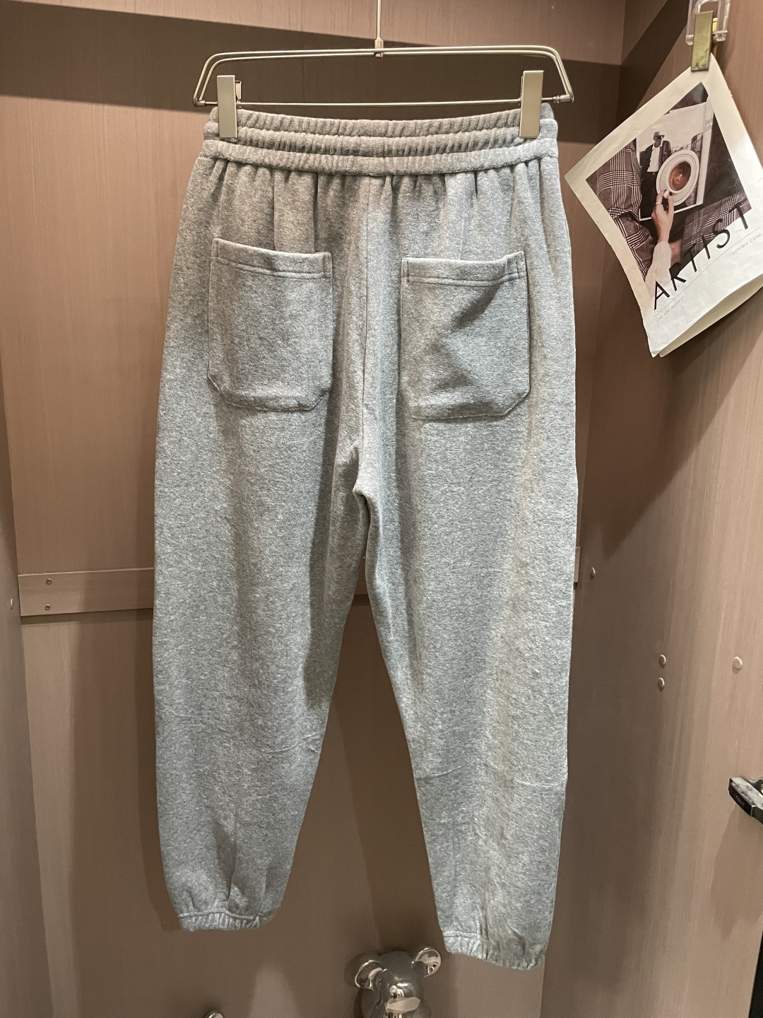 alo 2025秋冬最新休闲裤 潮人必备 版型超赞，能很好的修复各种腿型，非常个性！柔软排汗，舒适度极高