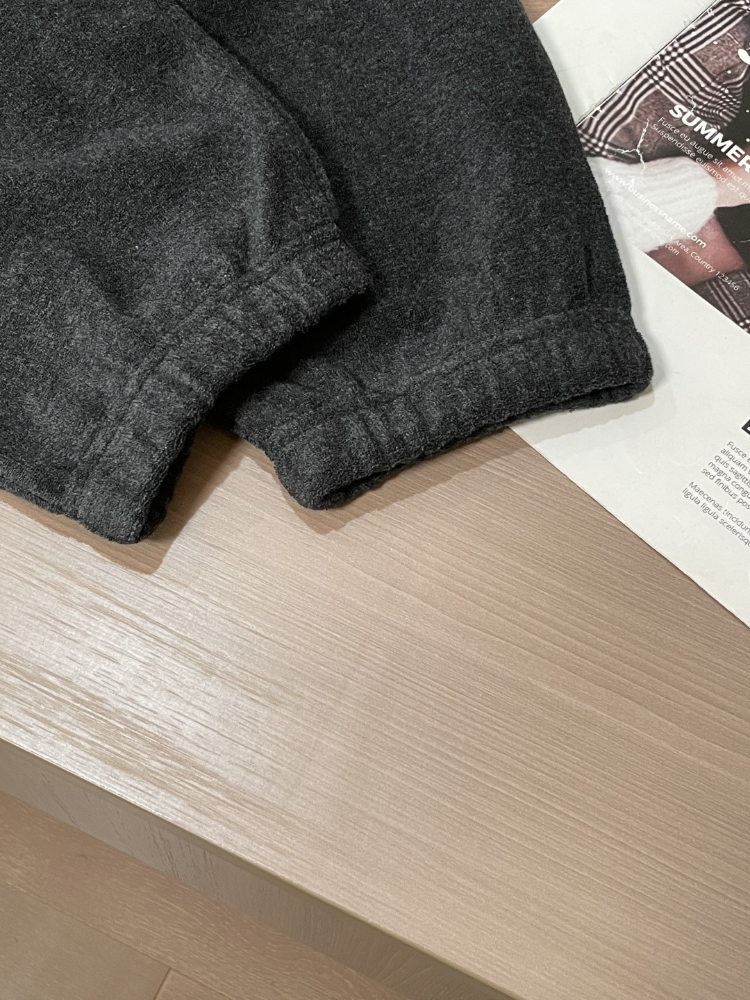 alo 2025秋冬最新休闲裤 潮人必备 版型超赞，能很好的修复各种腿型，非常个性！柔软排汗，舒适度极高