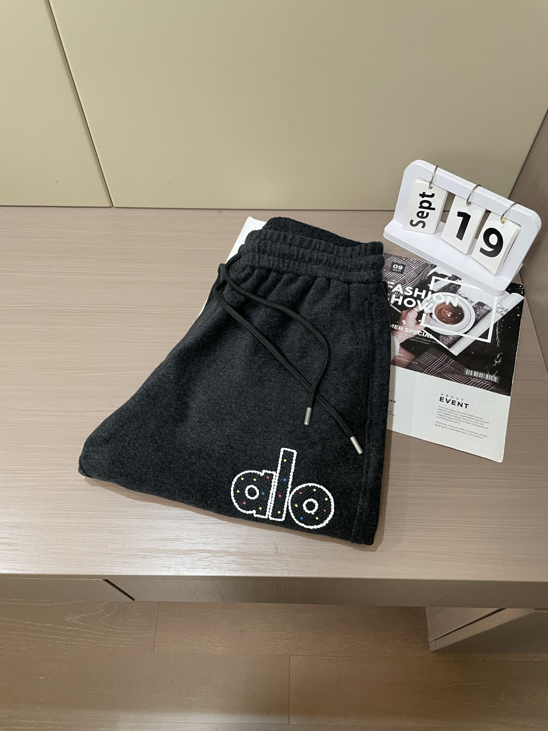 alo 2025秋冬最新休闲裤 潮人必备 版型超赞，能很好的修复各种腿型，非常个性！柔软排汗，舒适度极高