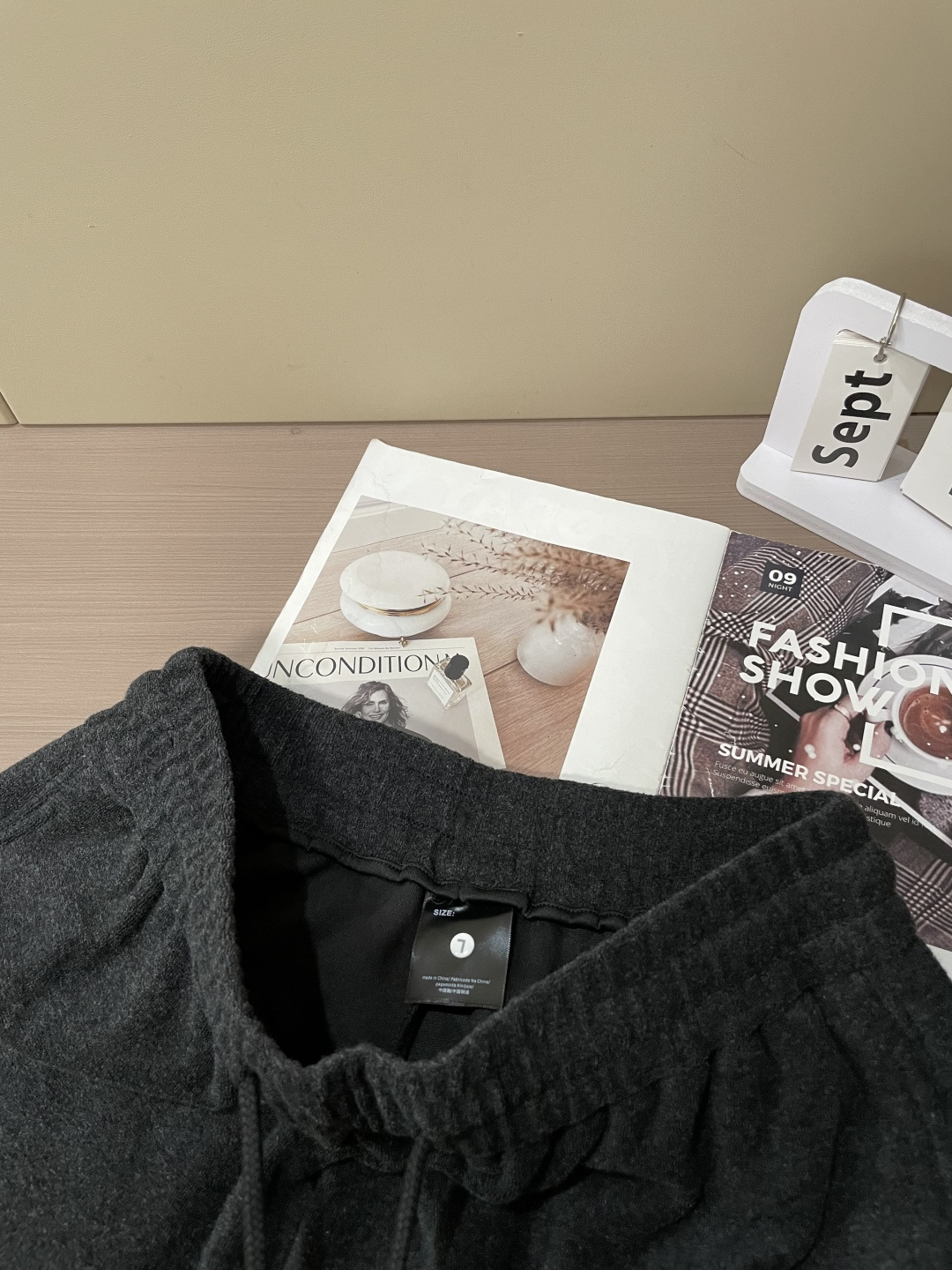 alo 2025秋冬最新休闲裤 潮人必备 版型超赞，能很好的修复各种腿型，非常个性！柔软排汗，舒适度极高