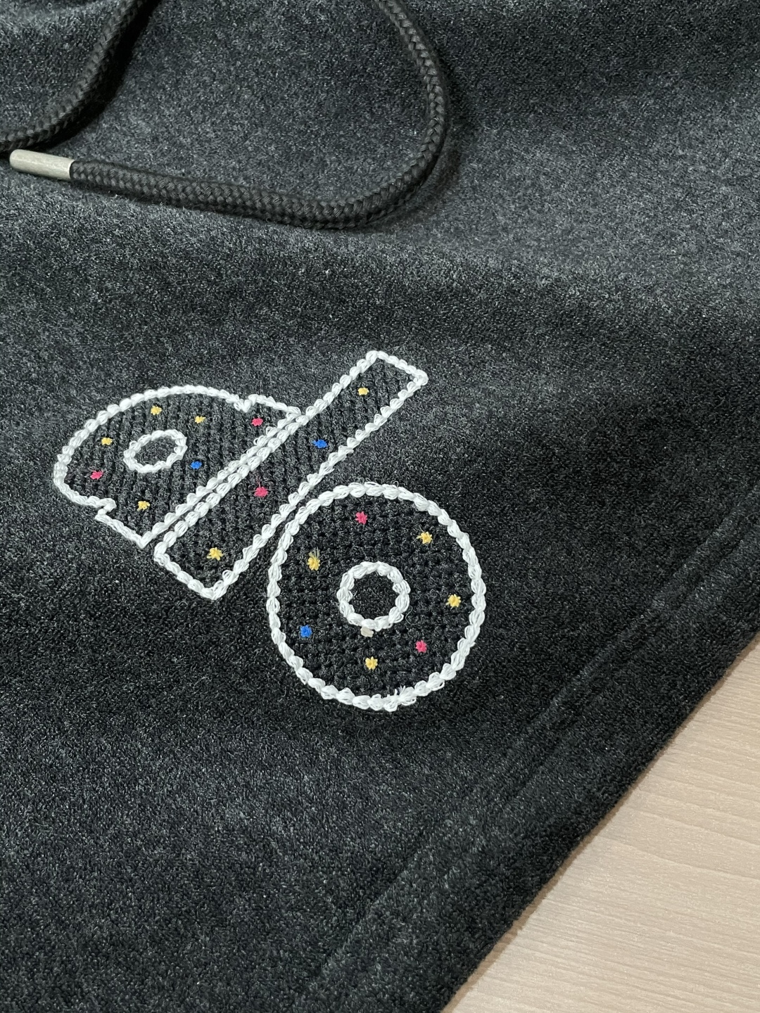 alo 2025秋冬最新休闲裤 潮人必备 版型超赞，能很好的修复各种腿型，非常个性！柔软排汗，舒适度极高