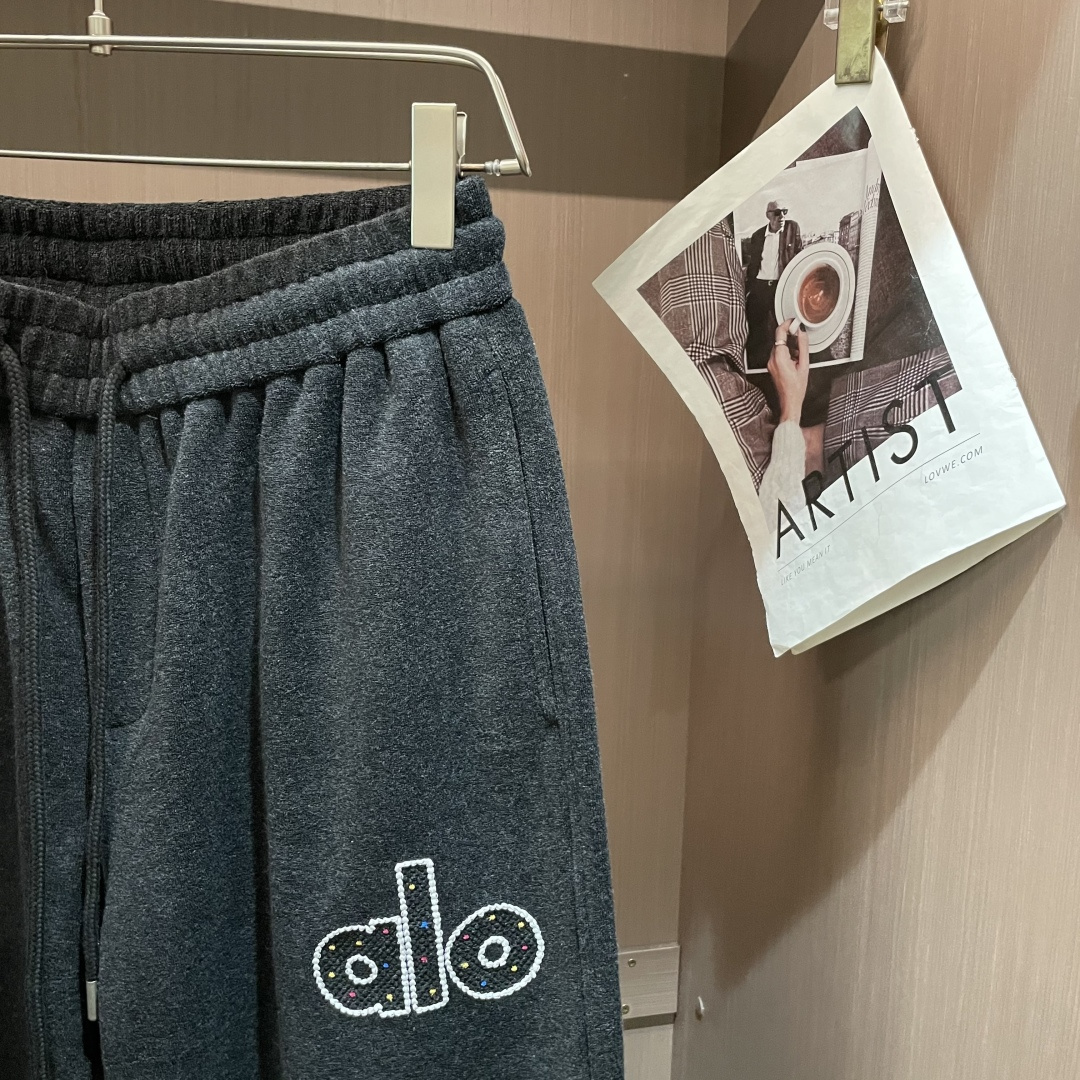 alo 2025秋冬最新休闲裤 潮人必备 版型超赞，能很好的修复各种腿型，非常个性！柔软排汗，舒适度极高