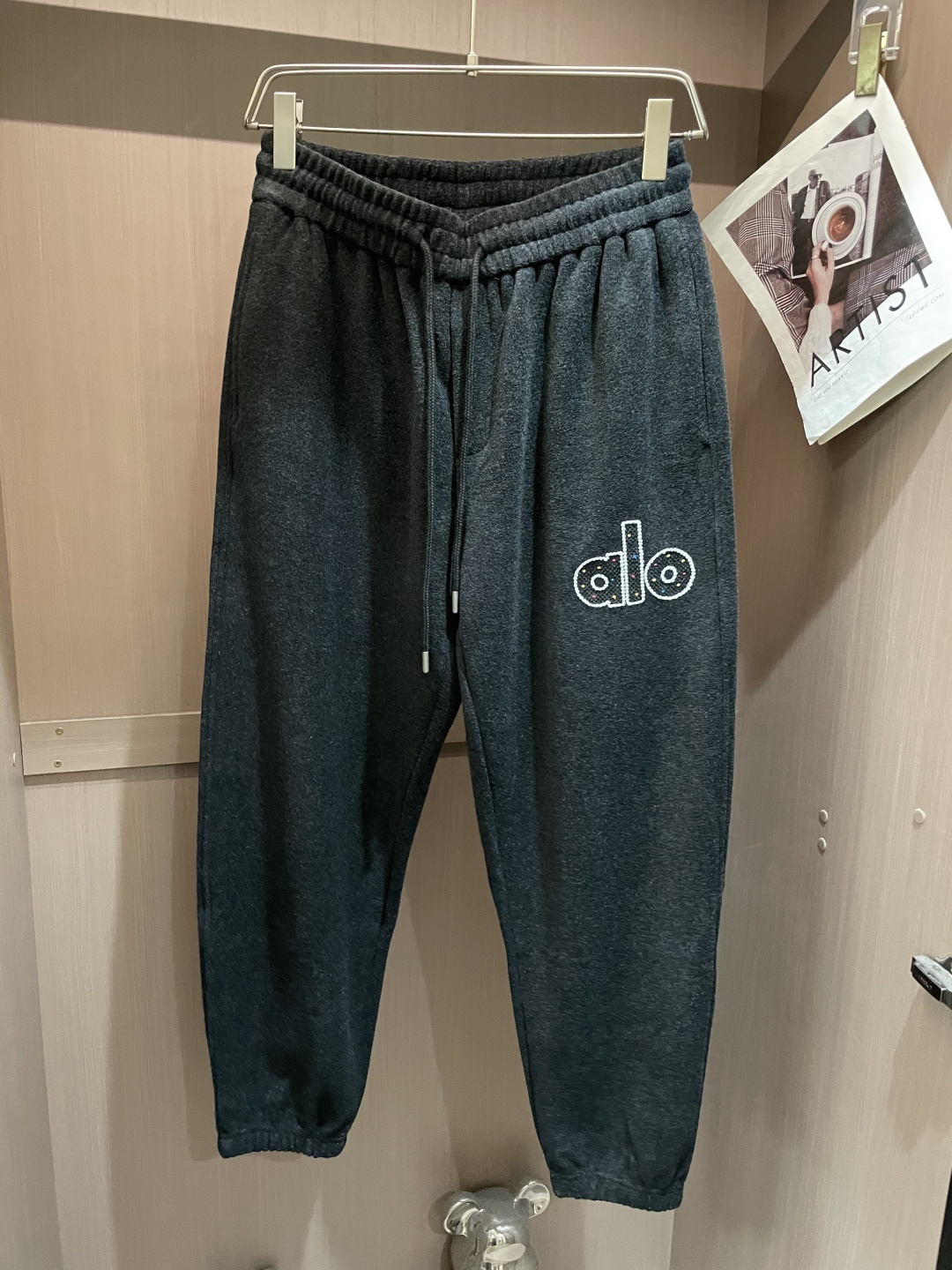 alo 2025秋冬最新休闲裤 潮人必备 版型超赞，能很好的修复各种腿型，非常个性！柔软排汗，舒适度极高