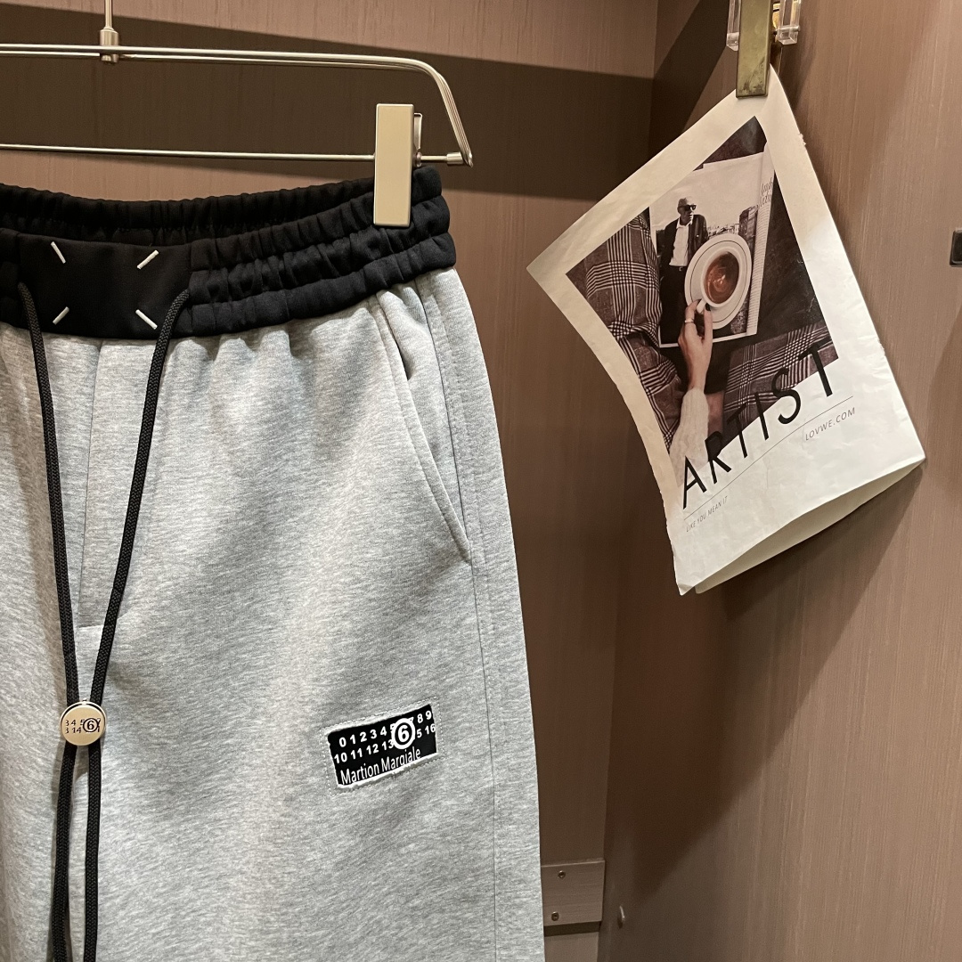 马吉拉 2025秋冬最新休闲裤 潮人必备 版型超赞，能很好的修复各种腿型，非常个性！柔软排汗，舒适度极高