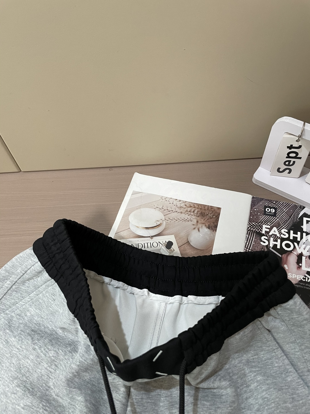 马吉拉 2025秋冬最新休闲裤 潮人必备 版型超赞，能很好的修复各种腿型，非常个性！柔软排汗，舒适度极高