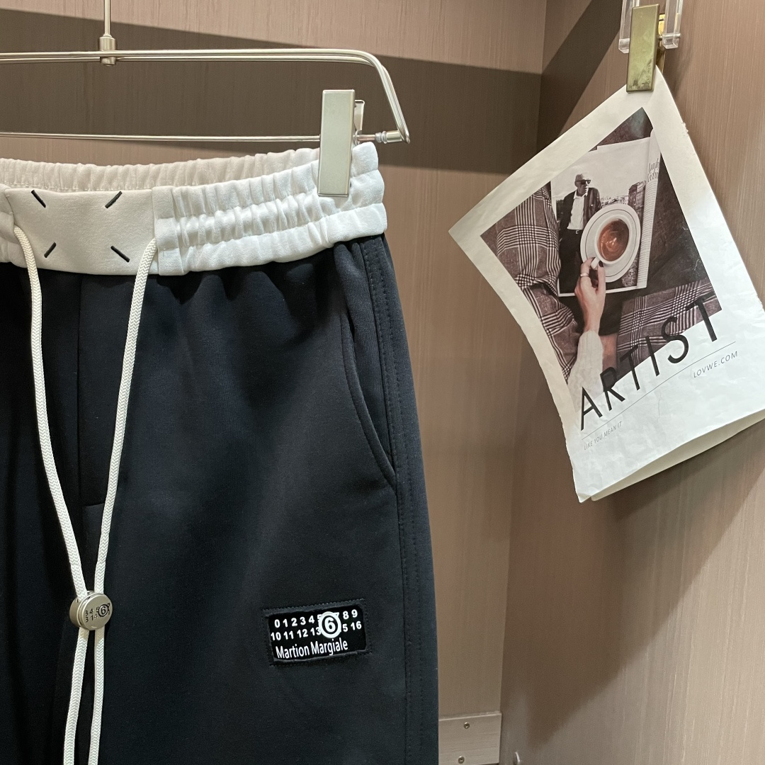 马吉拉 2025秋冬最新休闲裤 潮人必备 版型超赞，能很好的修复各种腿型，非常个性！柔软排汗，舒适度极高