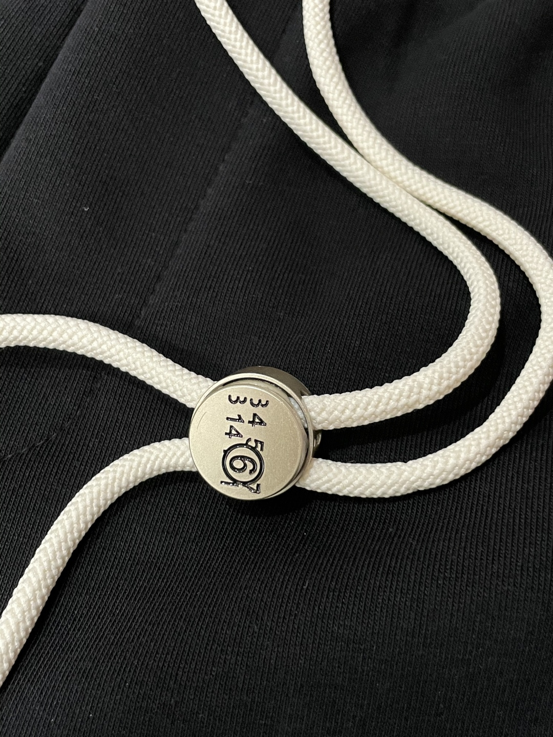 马吉拉 2025秋冬最新休闲裤 潮人必备 版型超赞，能很好的修复各种腿型，非常个性！柔软排汗，舒适度极高