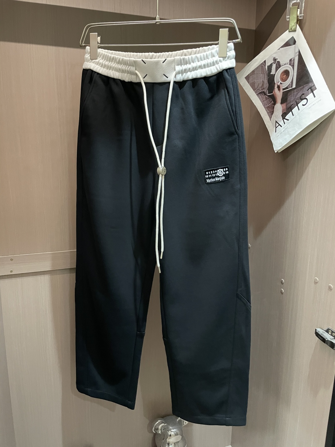 马吉拉 2025秋冬最新休闲裤 潮人必备 版型超赞，能很好的修复各种腿型，非常个性！柔软排汗，舒适度极高