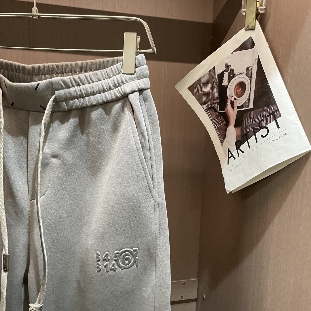 马吉拉 2025秋冬最新休闲裤 潮人必备 版型超赞，能很好的修复各种腿型，非常个性！柔软排汗，舒适度极高