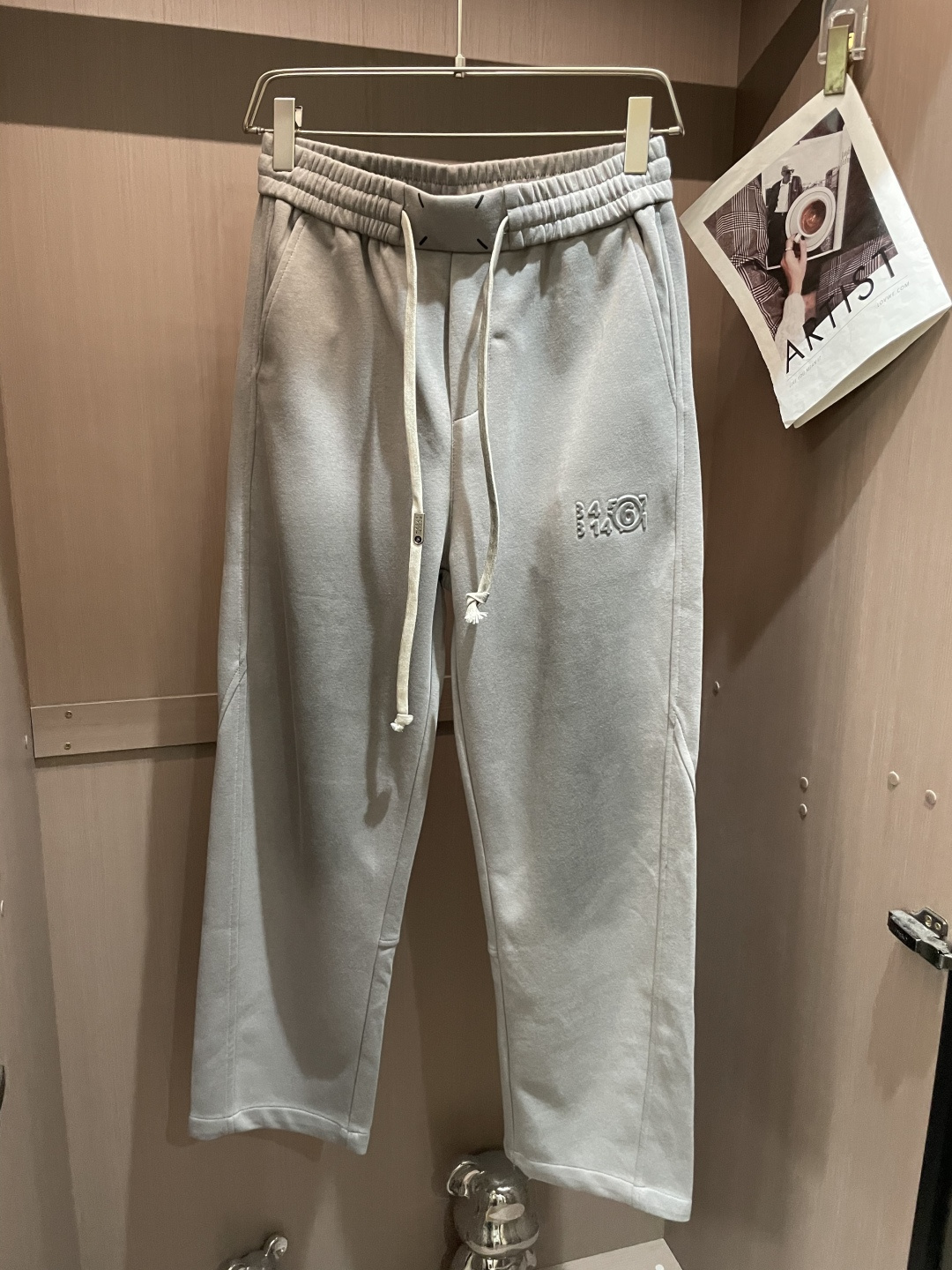 马吉拉 2025秋冬最新休闲裤 潮人必备 版型超赞，能很好的修复各种腿型，非常个性！柔软排汗，舒适度极高