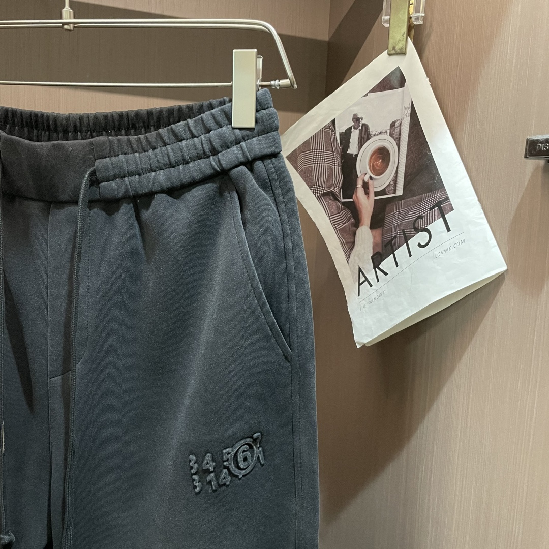 马吉拉 2025秋冬最新休闲裤 潮人必备 版型超赞，能很好的修复各种腿型，非常个性！柔软排汗，舒适度极高