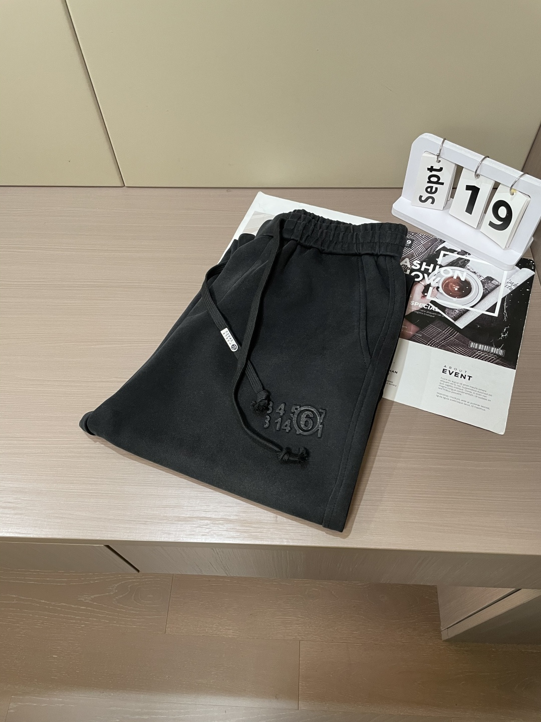 马吉拉 2025秋冬最新休闲裤 潮人必备 版型超赞，能很好的修复各种腿型，非常个性！柔软排汗，舒适度极高