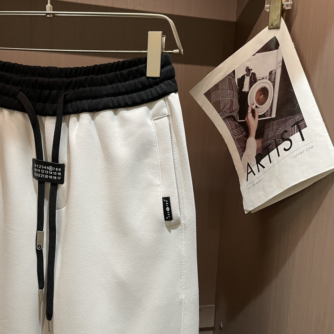 马吉拉 2025秋冬最新休闲裤 潮人必备 版型超赞，能很好的修复各种腿型，非常个性！柔软排汗，舒适度极高