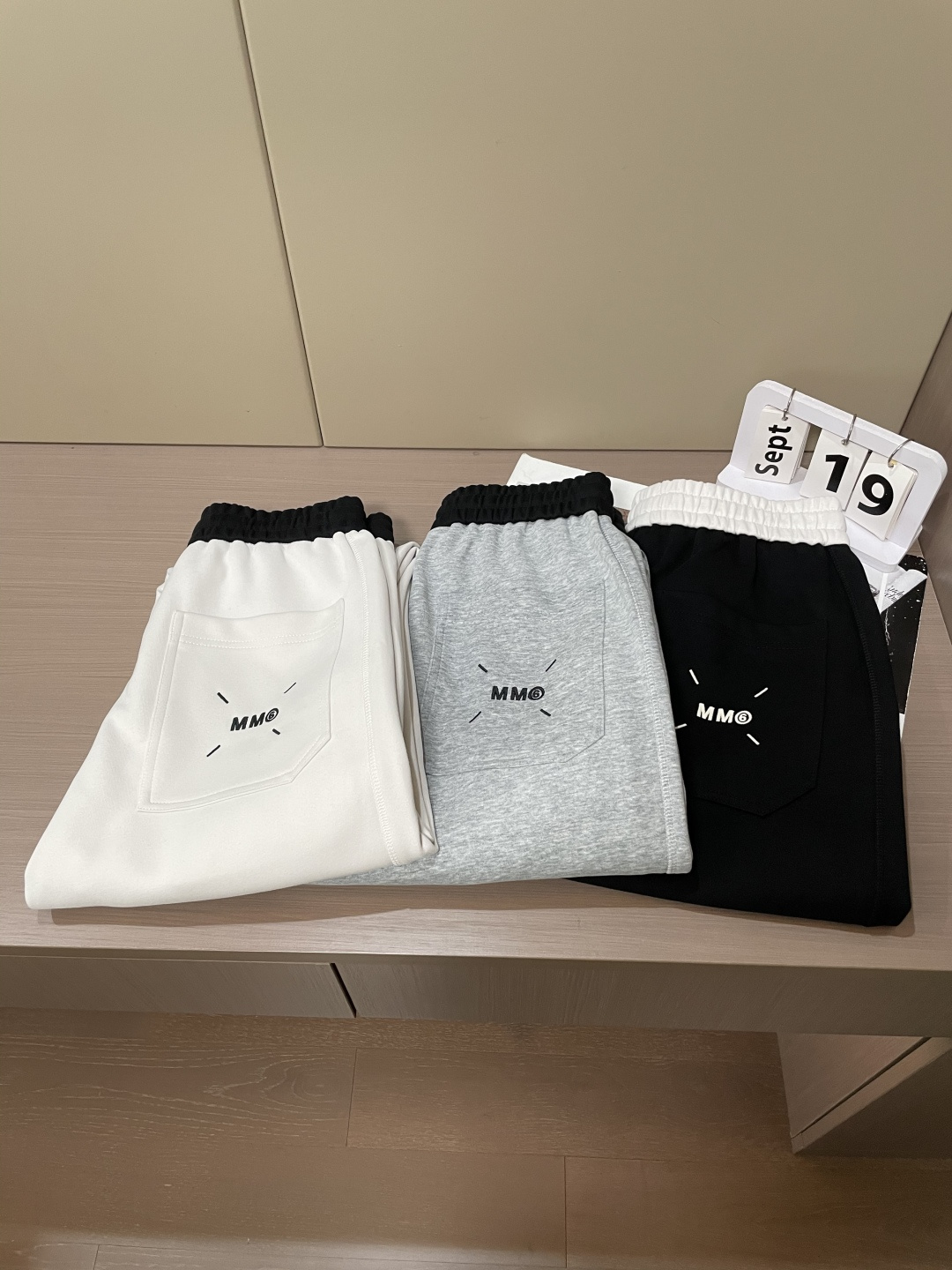 马吉拉 2025秋冬最新休闲裤 潮人必备 版型超赞，能很好的修复各种腿型，非常个性！柔软排汗，舒适度极高