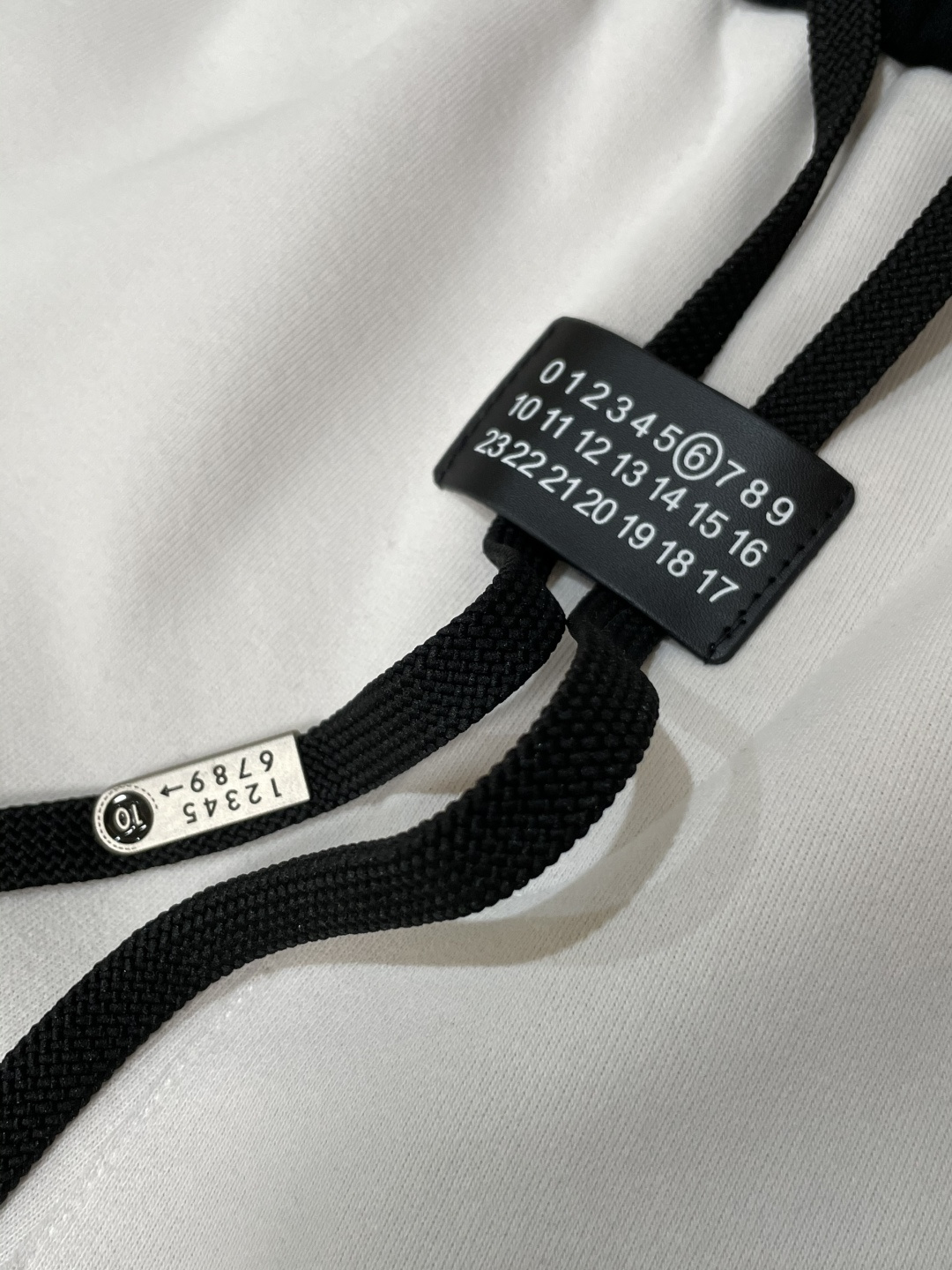 马吉拉 2025秋冬最新休闲裤 潮人必备 版型超赞，能很好的修复各种腿型，非常个性！柔软排汗，舒适度极高