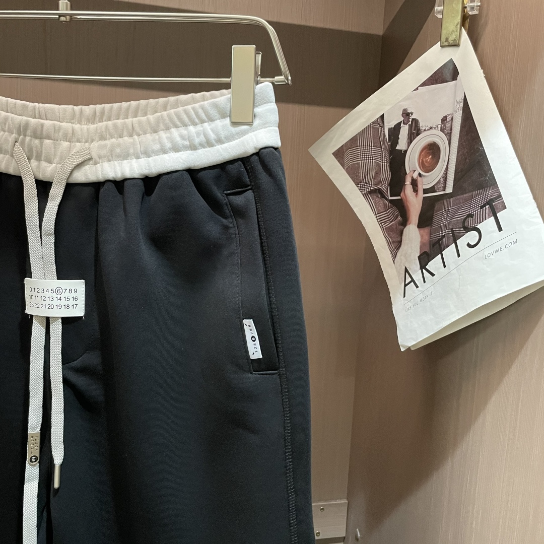 马吉拉 2025秋冬最新休闲裤 潮人必备 版型超赞，能很好的修复各种腿型，非常个性！柔软排汗，舒适度极高