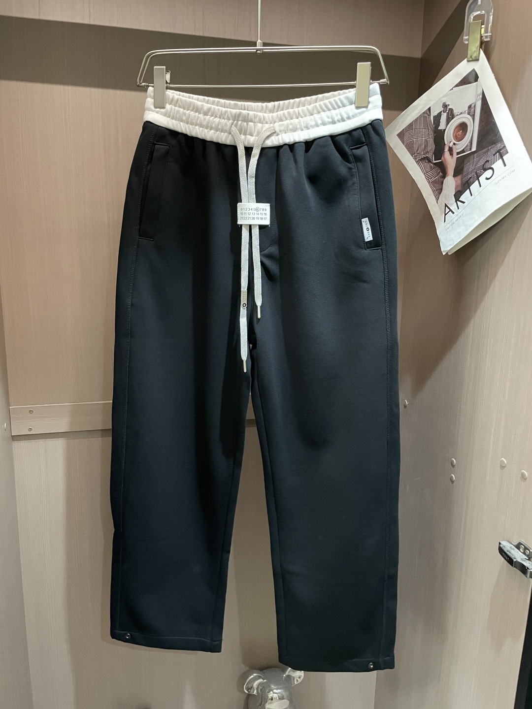 马吉拉 2025秋冬最新休闲裤 潮人必备 版型超赞，能很好的修复各种腿型，非常个性！柔软排汗，舒适度极高