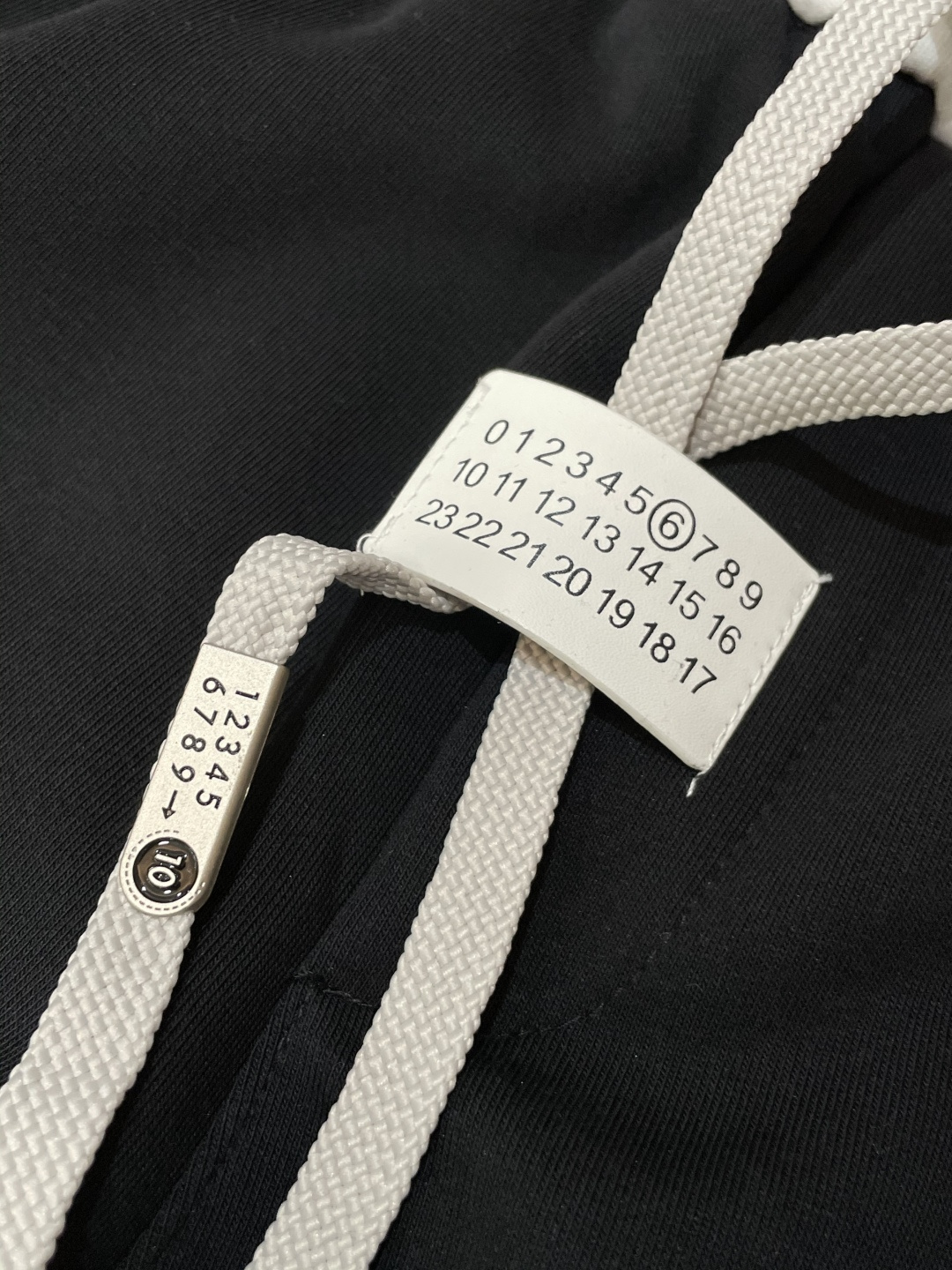 马吉拉 2025秋冬最新休闲裤 潮人必备 版型超赞，能很好的修复各种腿型，非常个性！柔软排汗，舒适度极高