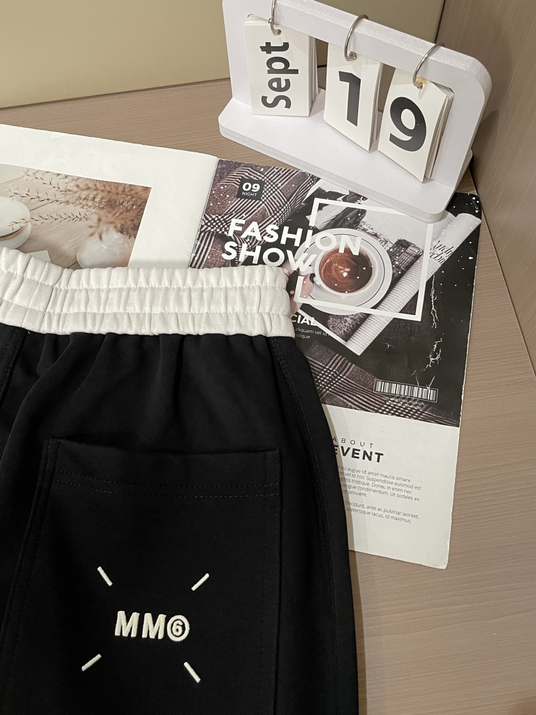 马吉拉 2025秋冬最新休闲裤 潮人必备 版型超赞，能很好的修复各种腿型，非常个性！柔软排汗，舒适度极高