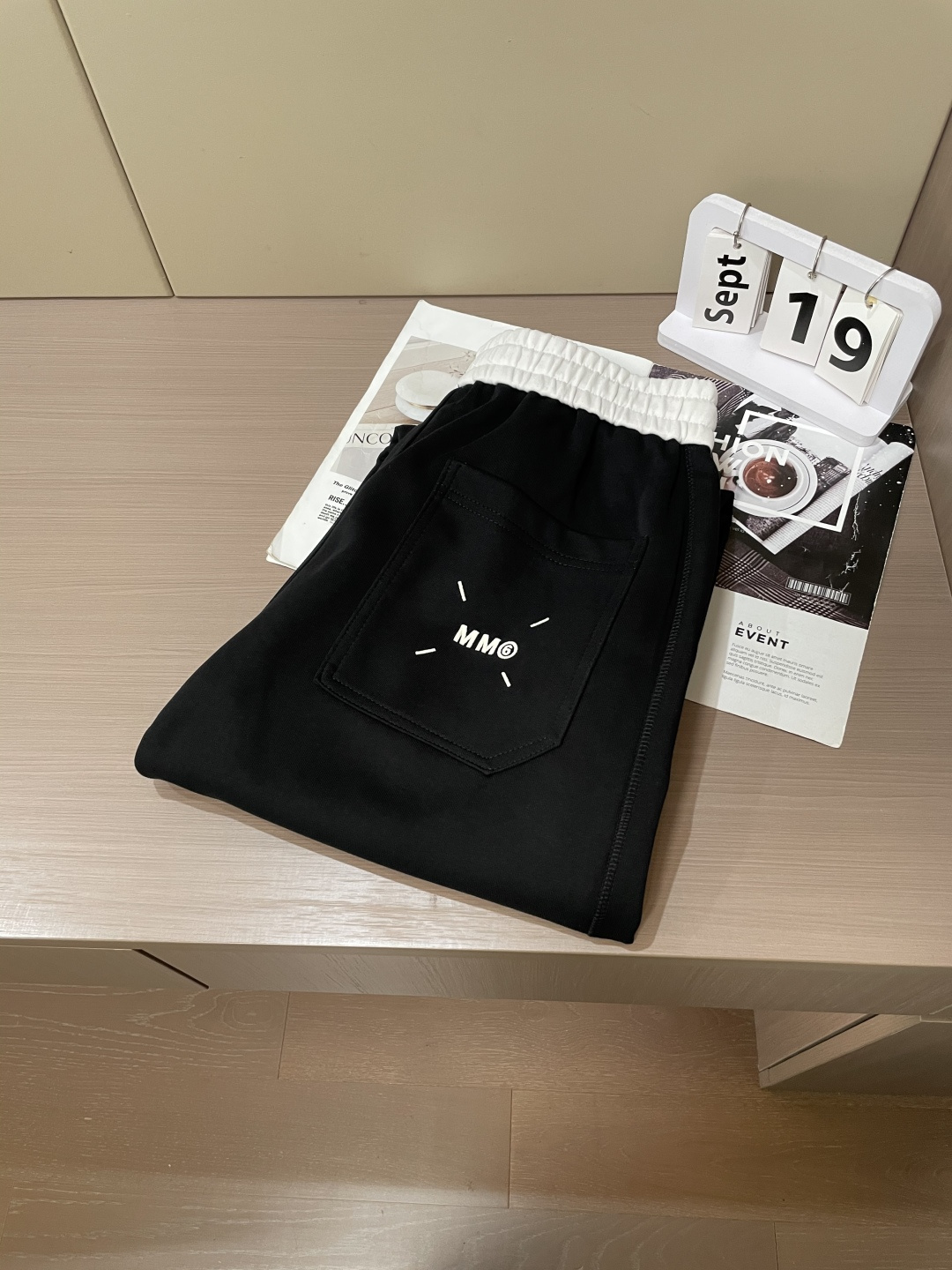 马吉拉 2025秋冬最新休闲裤 潮人必备 版型超赞，能很好的修复各种腿型，非常个性！柔软排汗，舒适度极高