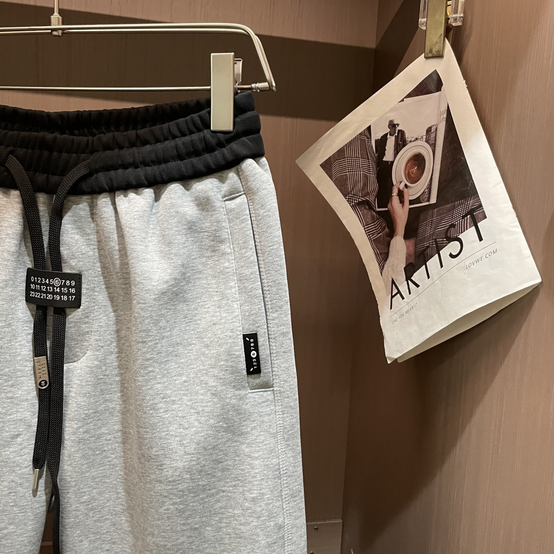 马吉拉 2025秋冬最新休闲裤 潮人必备 版型超赞，能很好的修复各种腿型，非常个性！柔软排汗，舒适度极高