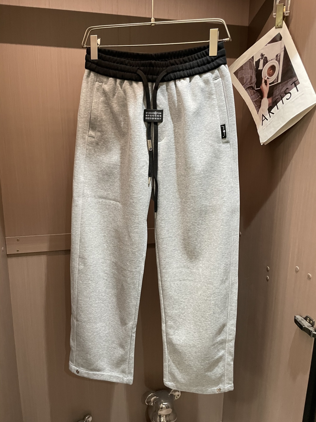 马吉拉 2025秋冬最新休闲裤 潮人必备 版型超赞，能很好的修复各种腿型，非常个性！柔软排汗，舒适度极高