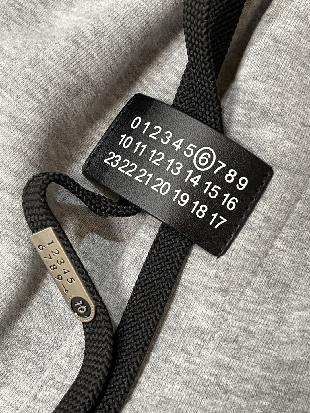 马吉拉 2025秋冬最新休闲裤 潮人必备 版型超赞，能很好的修复各种腿型，非常个性！柔软排汗，舒适度极高