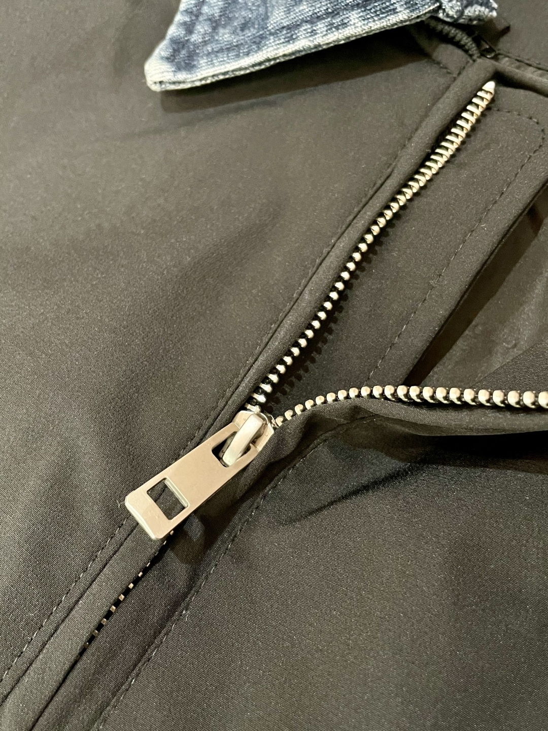 Prad 2025秋冬新品 经典黑色主调利落大气，牛仔蓝领口拼接瞬间打破单调，碰撞出强烈的潮流感；标志性