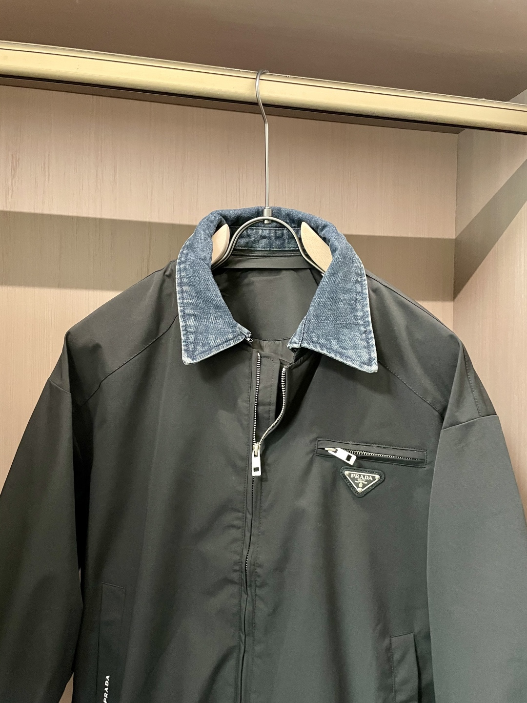 Prad 2025秋冬新品 经典黑色主调利落大气，牛仔蓝领口拼接瞬间打破单调，碰撞出强烈的潮流感；标志性