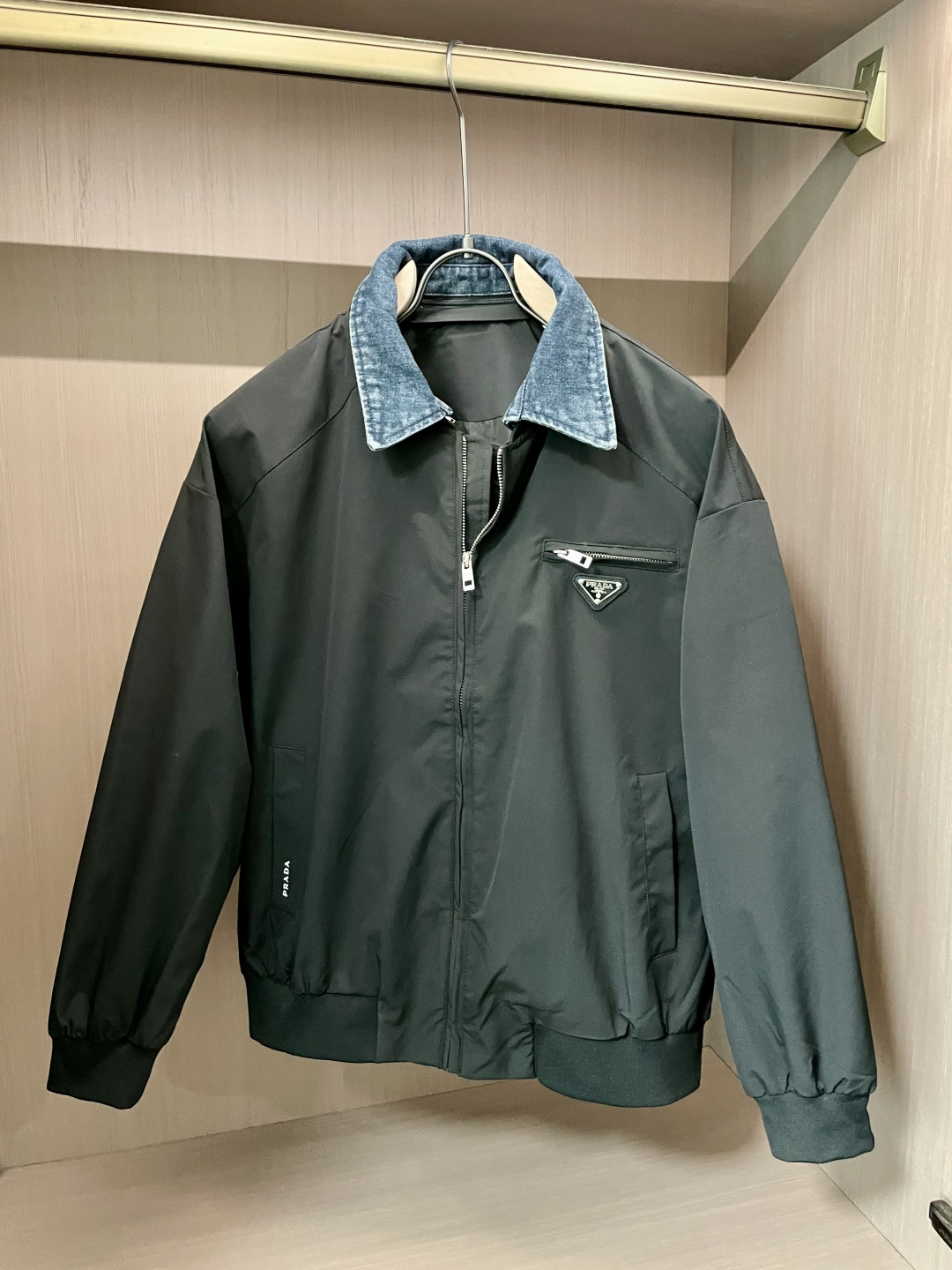 Prad 2025秋冬新品 经典黑色主调利落大气，牛仔蓝领口拼接瞬间打破单调，碰撞出强烈的潮流感；标志性