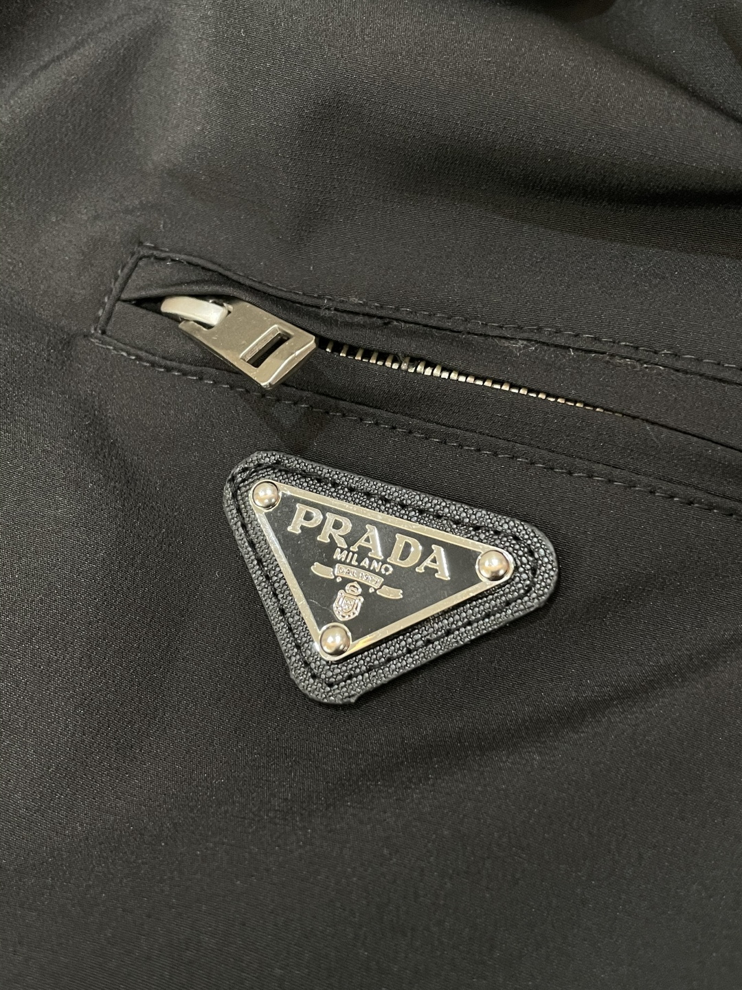 Prad 2025秋冬新品 经典黑色主调利落大气，牛仔蓝领口拼接瞬间打破单调，碰撞出强烈的潮流感；标志性