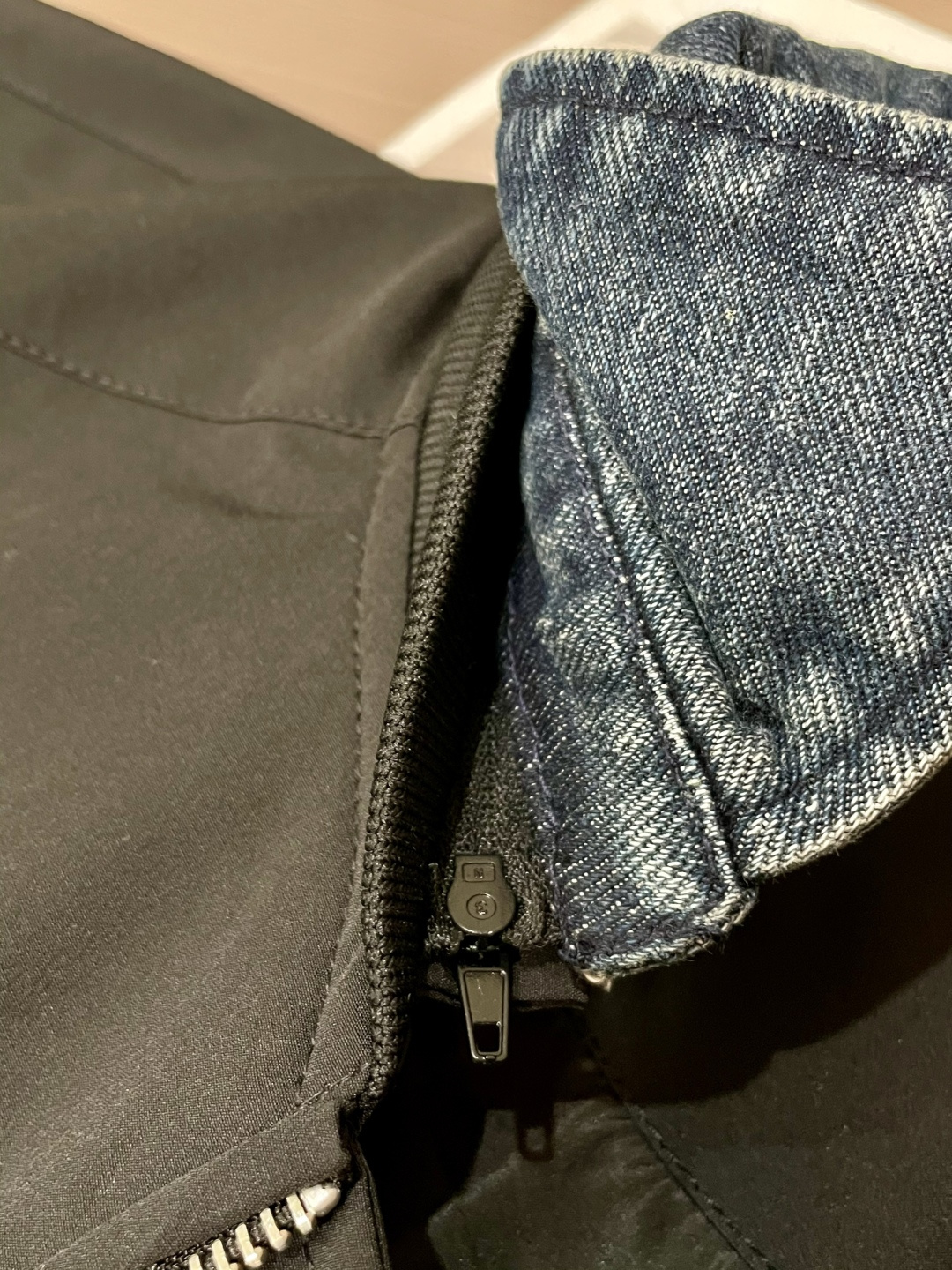 Prad 2025秋冬新品 经典黑色主调利落大气，牛仔蓝领口拼接瞬间打破单调，碰撞出强烈的潮流感；标志性