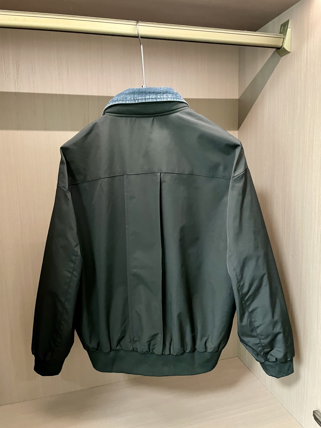 Prad 2025秋冬新品 经典黑色主调利落大气，牛仔蓝领口拼接瞬间打破单调，碰撞出强烈的潮流感；标志性