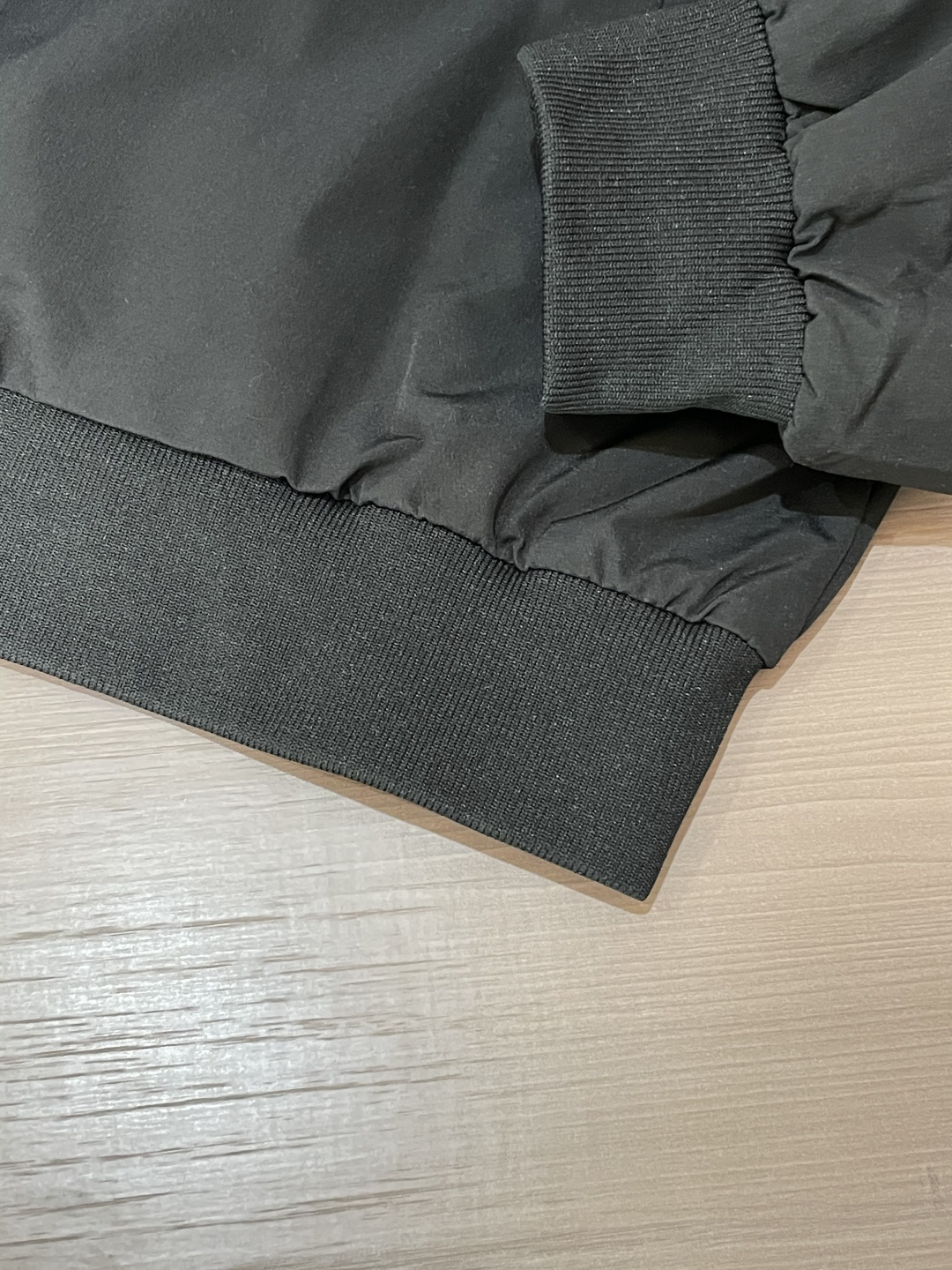 Prad 2025秋冬新品 经典黑色主调利落大气，牛仔蓝领口拼接瞬间打破单调，碰撞出强烈的潮流感；标志性