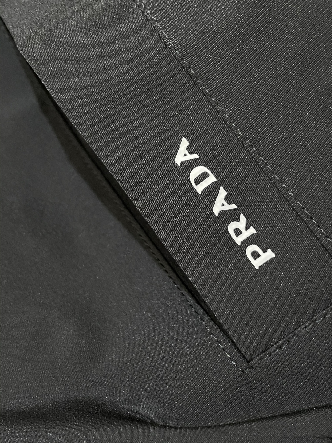 Prad 2025秋冬新品 经典黑色主调利落大气，牛仔蓝领口拼接瞬间打破单调，碰撞出强烈的潮流感；标志性