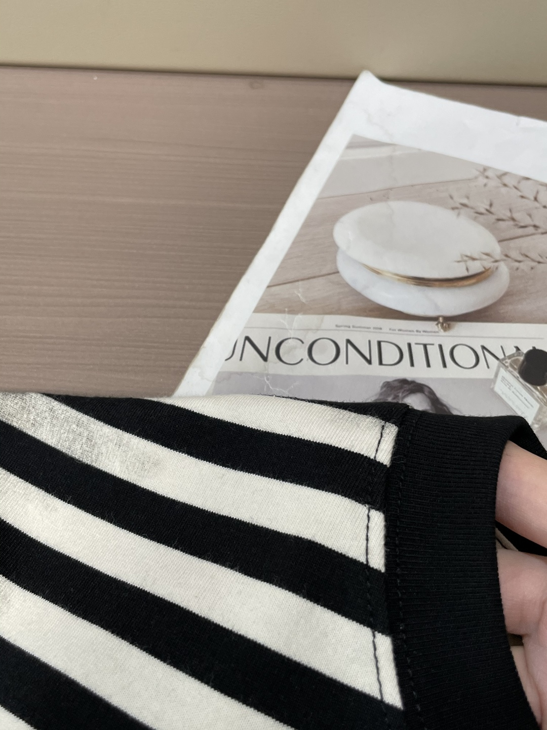 这款Maison Margiela做旧条纹长袖，是小众时尚的“风格宣言”！🐑经典黑白条纹自带海魂衫的复古