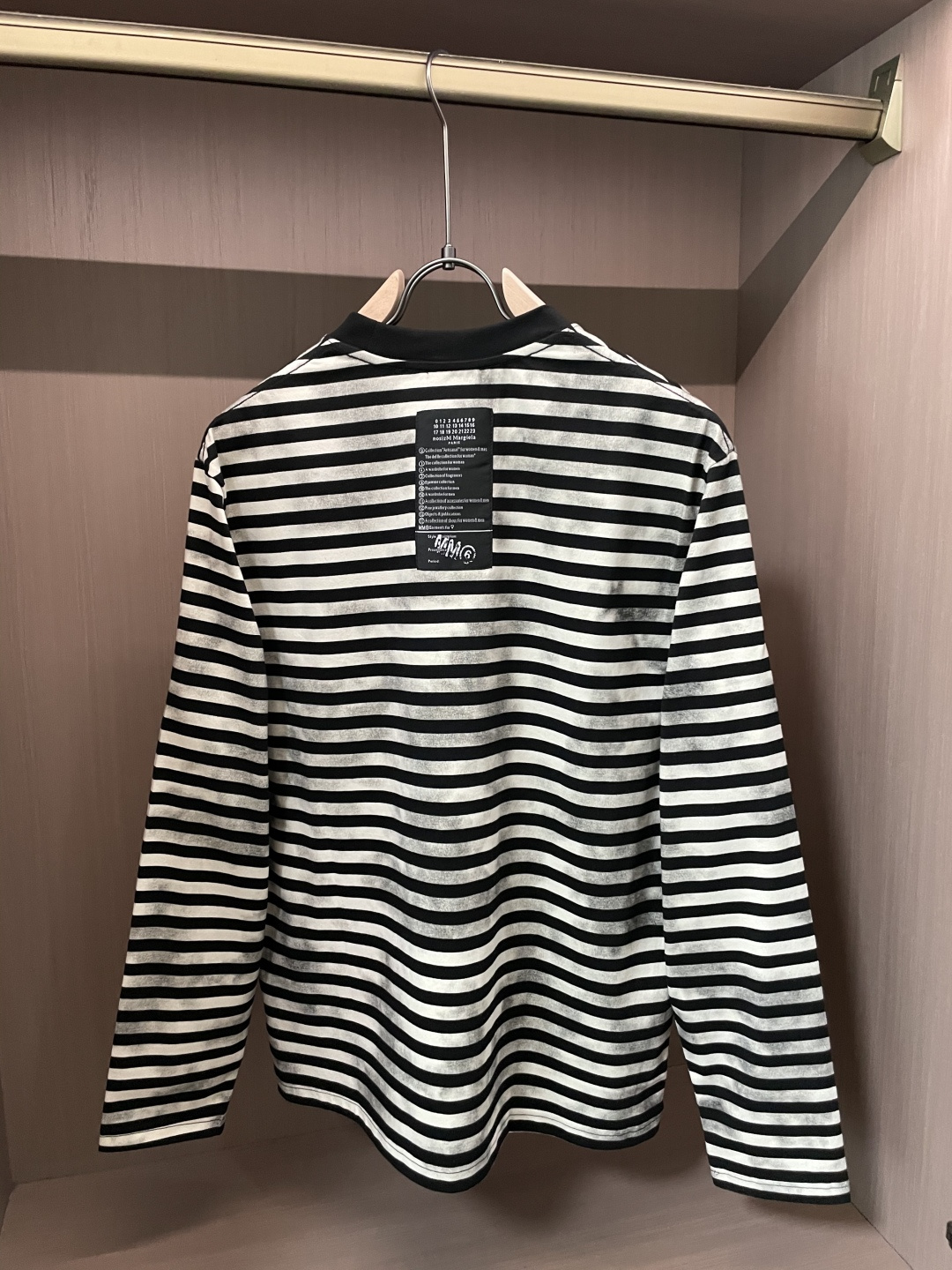 这款Maison Margiela做旧条纹长袖，是小众时尚的“风格宣言”！🐑经典黑白条纹自带海魂衫的复古