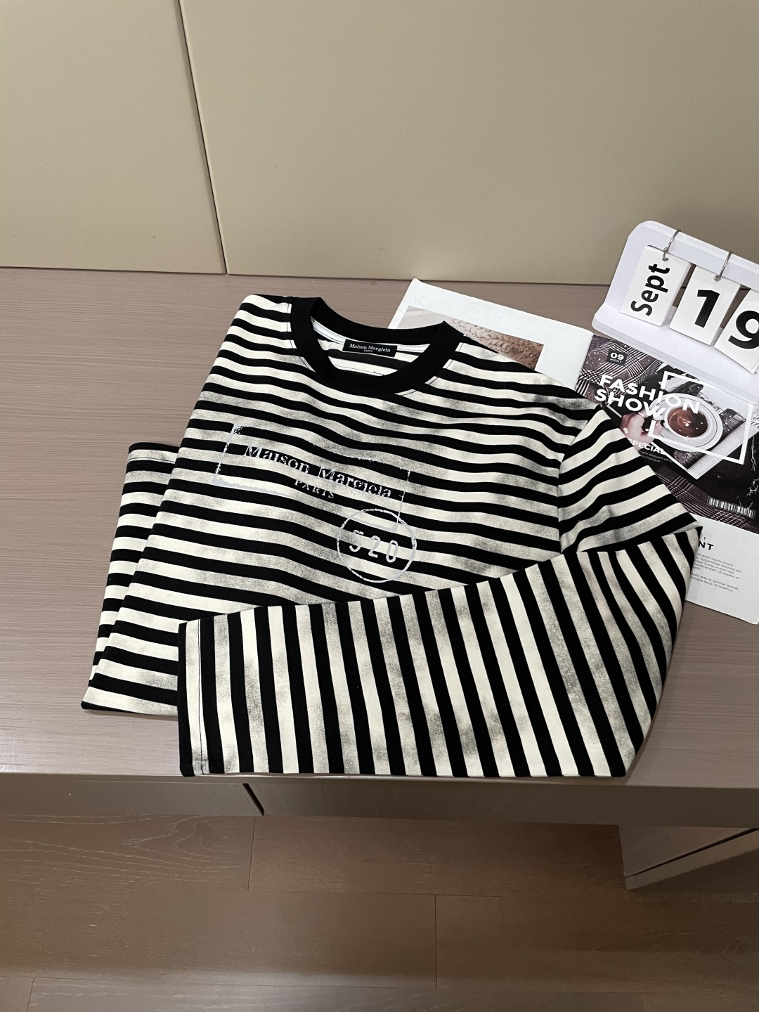 这款Maison Margiela做旧条纹长袖，是小众时尚的“风格宣言”！🐑经典黑白条纹自带海魂衫的复古