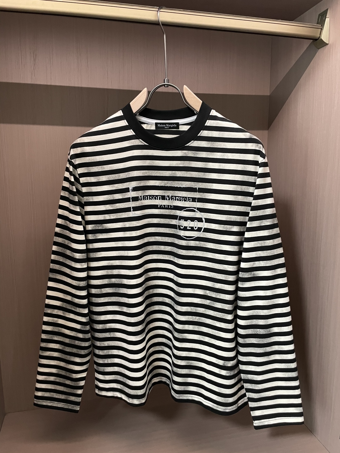 这款Maison Margiela做旧条纹长袖，是小众时尚的“风格宣言”！🐑经典黑白条纹自带海魂衫的复古