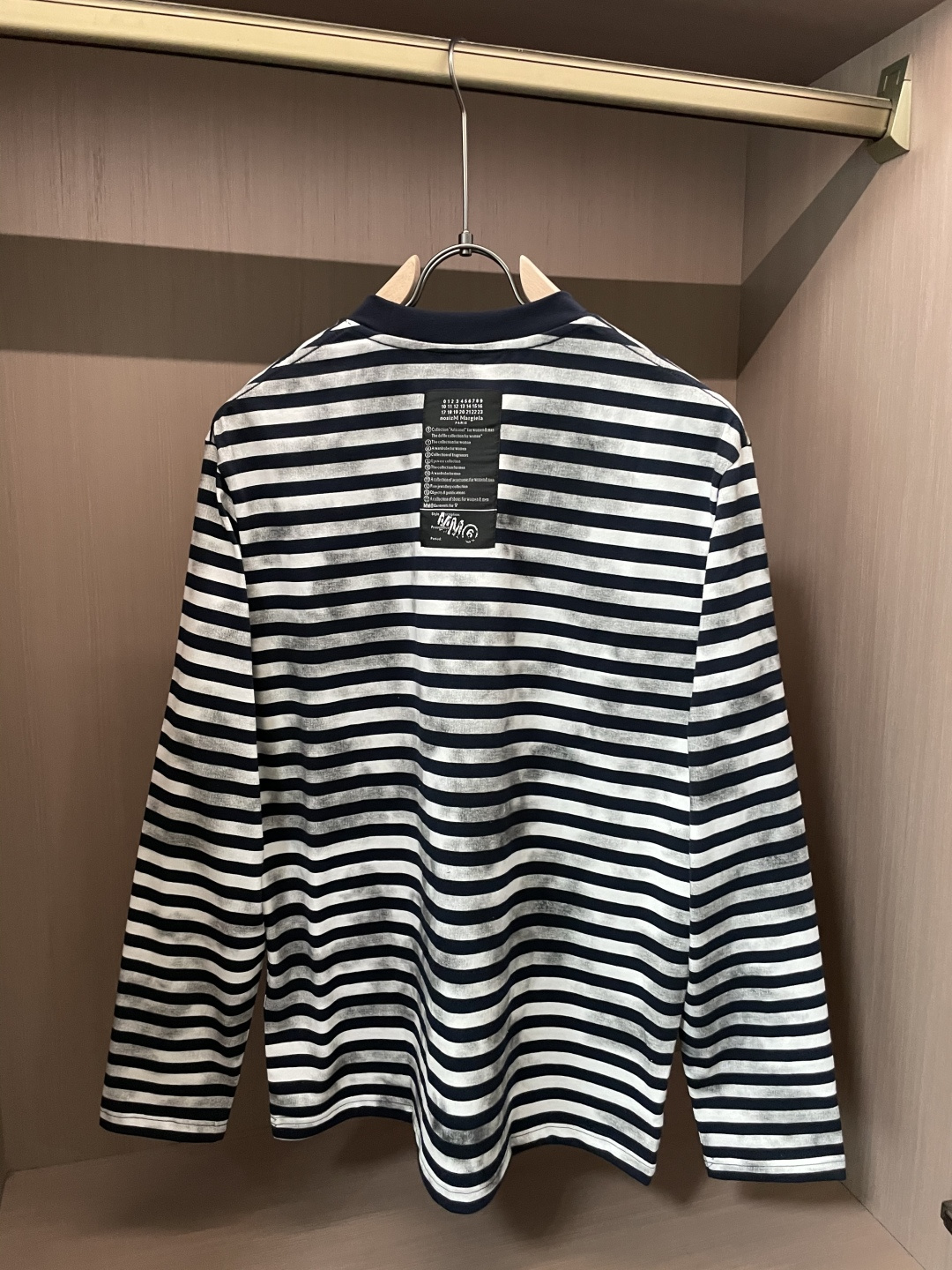 这款Maison Margiela做旧条纹长袖，是小众时尚的“风格宣言”！🐑经典黑白条纹自带海魂衫的复古