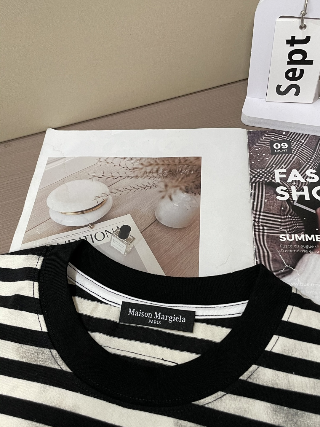 这款Maison Margiela做旧条纹长袖，是小众时尚的“风格宣言”！🐑经典黑白条纹自带海魂衫的复古