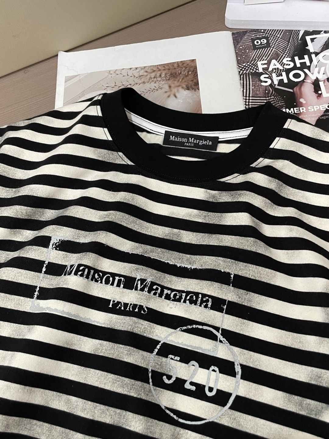 这款Maison Margiela做旧条纹长袖，是小众时尚的“风格宣言”！🐑经典黑白条纹自带海魂衫的复古