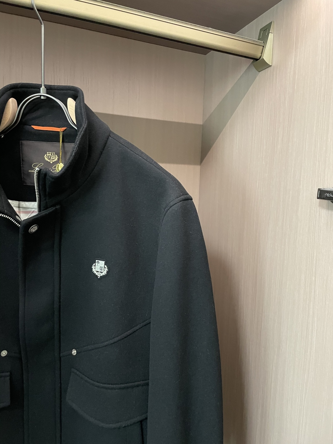 lP🆕 秋冬新品夹克外套 纯黑主调利落大气，工装风大口袋设计兼具实用性与造型感，金属纽扣与品牌小标细节，