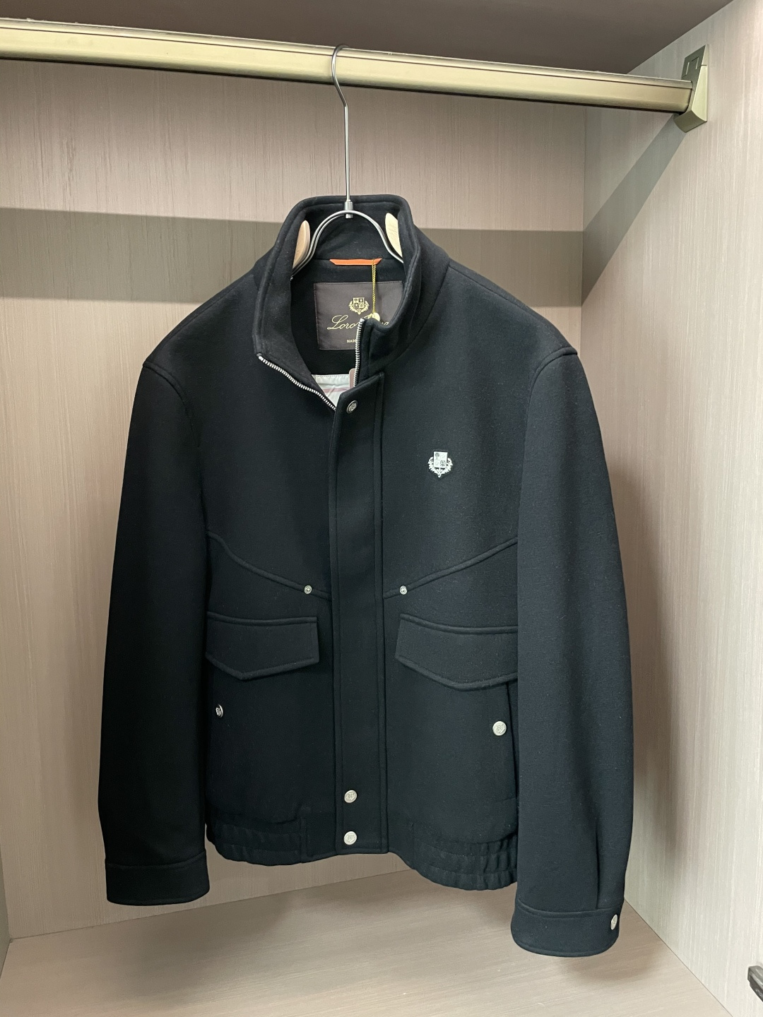 lP🆕 秋冬新品夹克外套 纯黑主调利落大气，工装风大口袋设计兼具实用性与造型感，金属纽扣与品牌小标细节，