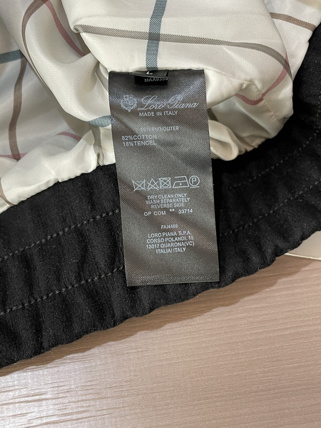 lP🆕 秋冬新品夹克外套 纯黑主调利落大气，工装风大口袋设计兼具实用性与造型感，金属纽扣与品牌小标细节，