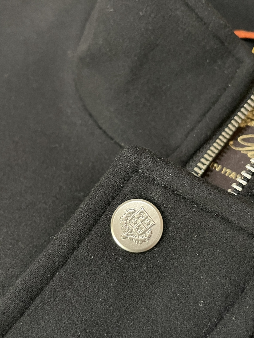 lP🆕 秋冬新品夹克外套 纯黑主调利落大气，工装风大口袋设计兼具实用性与造型感，金属纽扣与品牌小标细节，